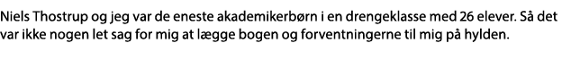 Niels Thostrup og jeg var de eneste akademikerbørn i en drengeklasse med 26 elever  Så det var ikke nogen let sag for   