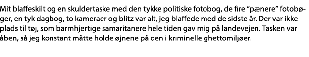 Mit blaffeskilt og en skuldertaske med den tykke politiske fotobog, de fire  pænere  fotobøger, en tyk dagbog, to kam   