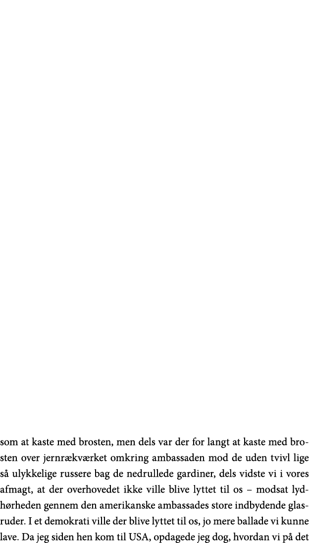 som at kaste med brosten, men dels var der for langt at kaste med brosten over jernrækværket omkring ambassaden mod d   