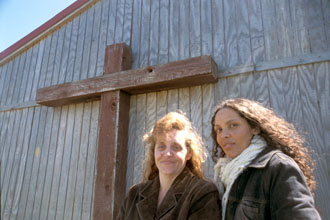 Pamela og Rikke foran klankirken