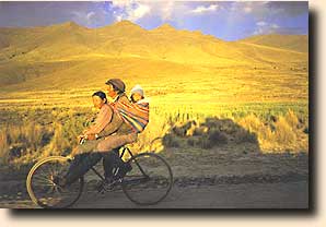 Familie på cykel nær Potosi, Bolivia