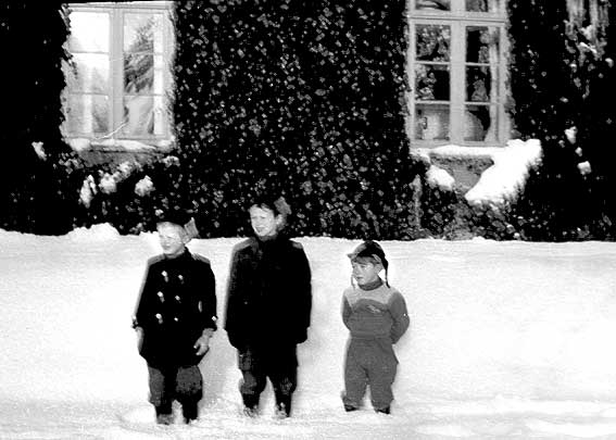 Niels Jrgen, jeg og Jens i sneen i haven foran den gamle prstegrd ca. 1953