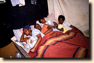 Theresia i sengen med sine børn