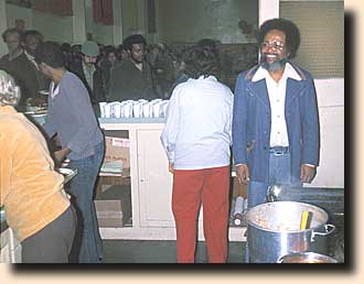 Pastor Williams under bespisningen af de husblokkelange ker i Glide