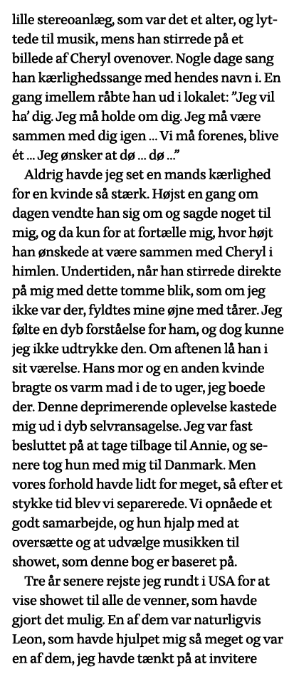 lille stereoanlæg, som var det et alter, og lyttede til musik, mens han stirrede på et billede af Cheryl ovenover  No   