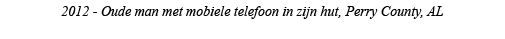 2012 - Oude man met mobiele telefoon in zijn hut, Perry County, AL 