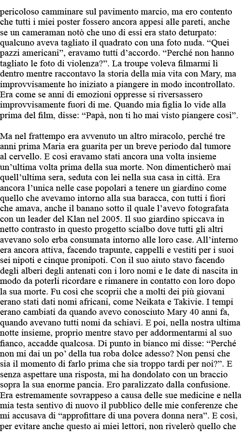 pericoloso camminare sul pavimento marcio, ma ero contento che tutti i miei poster fossero ancora appesi alle pareti,   