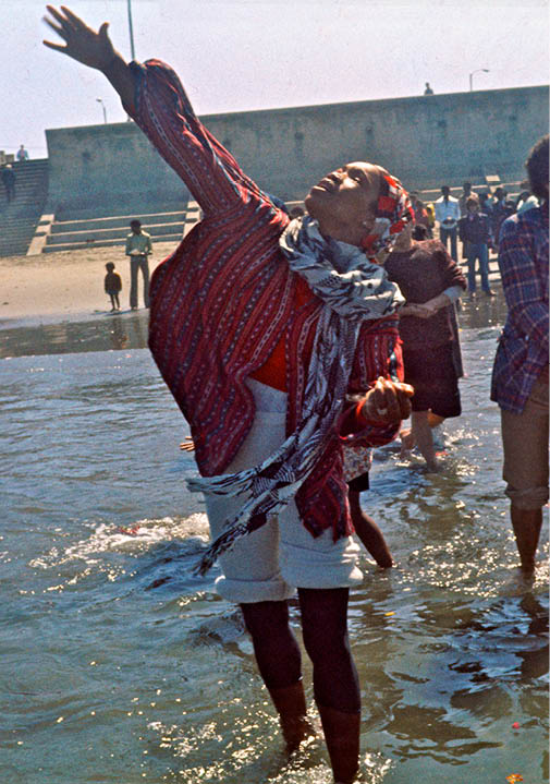 1975 - San Francisco  Rhodessa Jones throwing ashes 