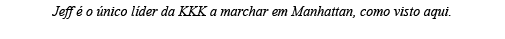 Jeff é o único líder da KKK a marchar em Manhattan, como visto aqui  