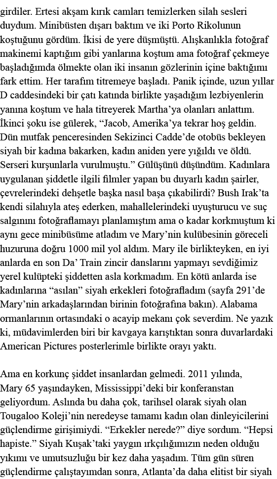 girdiler  Ertesi akşam kırık camları temizlerken silah sesleri duydum  Minibüsten dışarı baktım ve iki Porto Rikolunu   