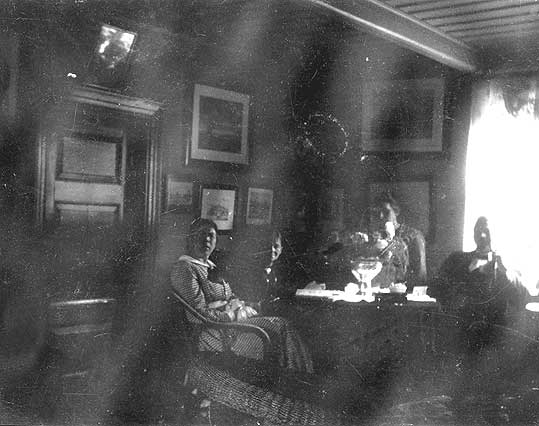 Stue i Dallerup prstegrd 1920