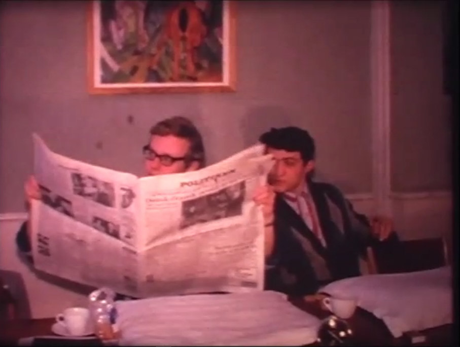       -      109-1966-krogerup-32-vi-læser-avis-og-drikker-morgenkaffe-i-timerne 