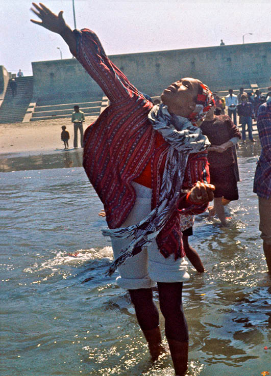1975 - San Francisco  Rhodessa Jones throwing ashes 